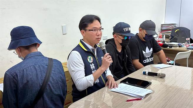 高雄儿少安置机构「慈晖关怀学园」遭踢爆违反人权，今（18）日前院生及离职员工在高市议员林智鸿陪同下举行记者会。（柯宗纬摄）