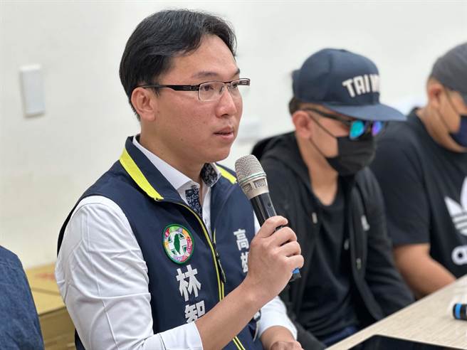 高雄儿少安置机构「慈晖关怀学园」遭踢爆违反人权，今（18）日前院生及离职员工在高市议员林智鸿陪同下举行记者会。（柯宗纬摄）