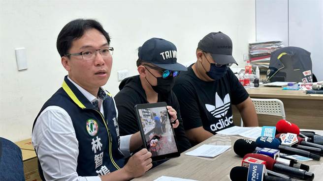 高雄儿少安置机构「慈晖关怀学园」遭踢爆违反人权，今（18）日前院生及离职员工在高市议员林智鸿陪同下举行记者会。（柯宗纬摄）