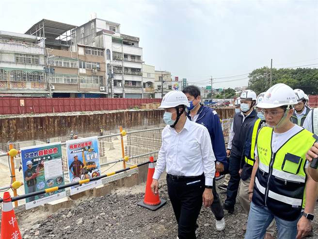 新北市长侯友宜今视察塭仔圳市地重划区第二区的「广停三」用地，该处将成为该区首座完工的滞洪池。（蔡雯如摄）