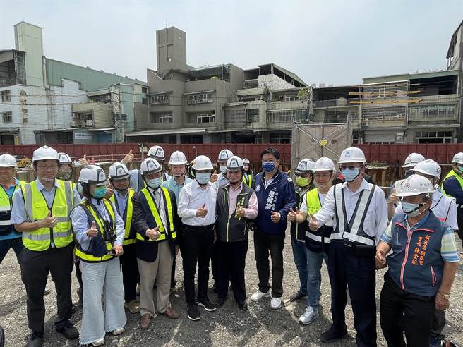 新北市长侯友宜视察途中，在地里长纷纷拱他选总统，并高喊「全力支持市长选总统，好不好」，在场一片齐声喊「好」。（蔡雯如摄）