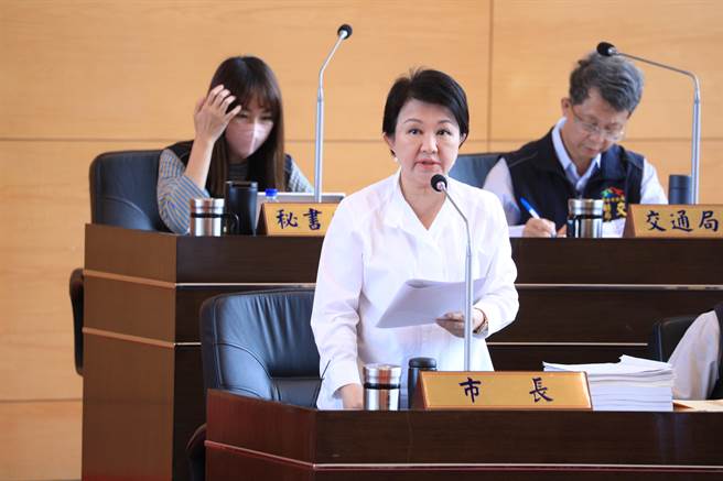 针对台中市某国小学童家长指控师对生霸凌案，台中市长卢秀燕今天在议会定期会上回应。（张亦惠摄）