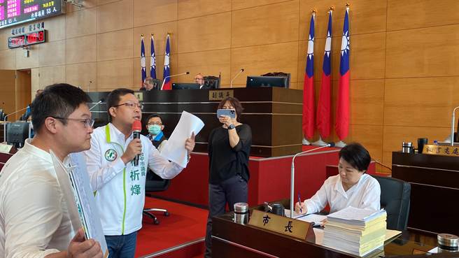 针对台中市某国小学童家长指控师对生霸凌案，台中市长卢秀燕今天在议会定期会上回应。（张亦惠摄）