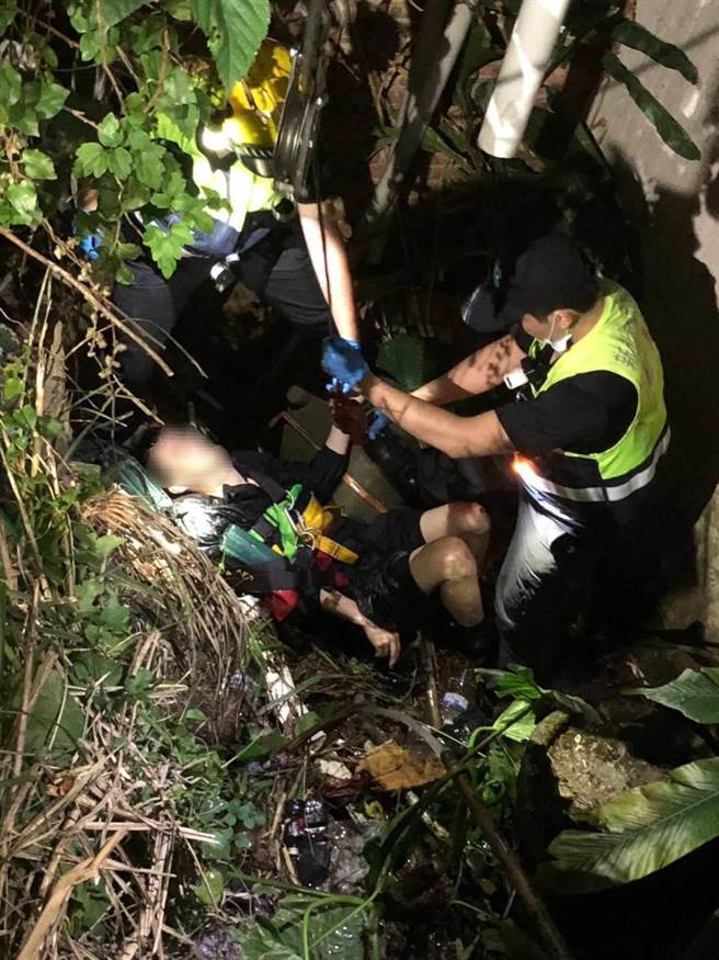 新北22岁庄姓男子昨(17日)深夜骑机车经过淡水田心子附近时，疑似车速过快，结果不慎跌入深达2公尺的便桥底下，造成背部变形、肢体撕裂伤。(黄敬文翻摄)