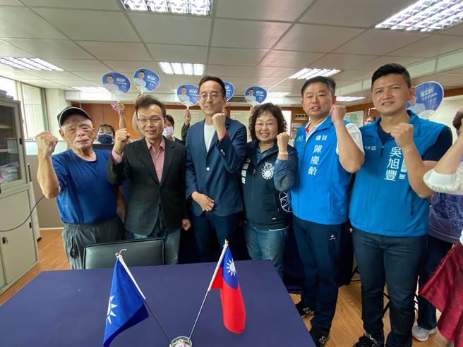 国民党现任立委郑正钤（左二）今天在多位议员及大批支持者陪同下至党部登记。（陈育贤摄）