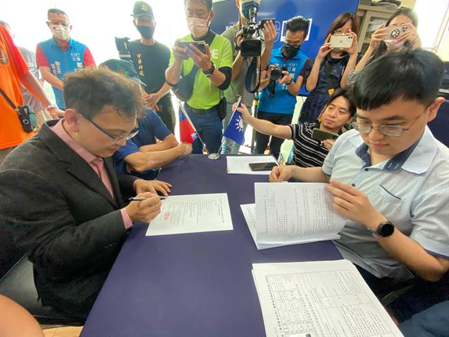 国民党现任立委郑正钤（左）今天在多位议员及大批支持者陪同下至党部登记。（陈育贤摄）