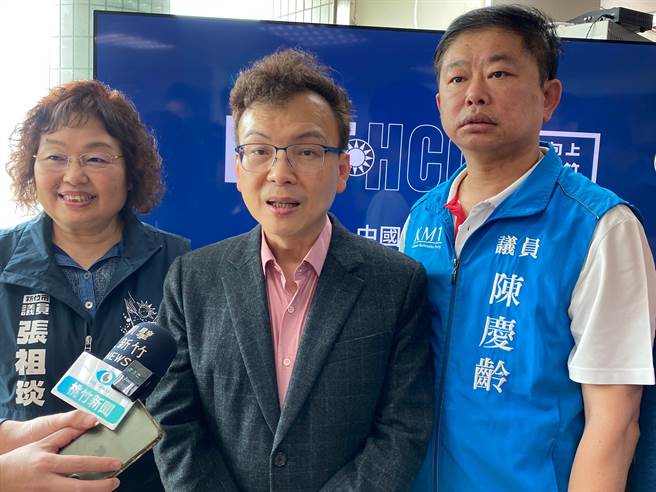 郑正钤（中）表示，年底选举是大家要不要和平的选择。（陈育贤摄）