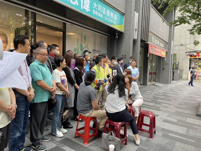 民进党立委何志伟18日扫街，各行各业包含律师、厨师、中医师、记帐士、体育选手、蛋糕业者、商圈协会、托婴协会、温泉协会、艺术协会及会计师等前来为他加油。（立委何志伟办公室提供／刘彦宜台北传真）