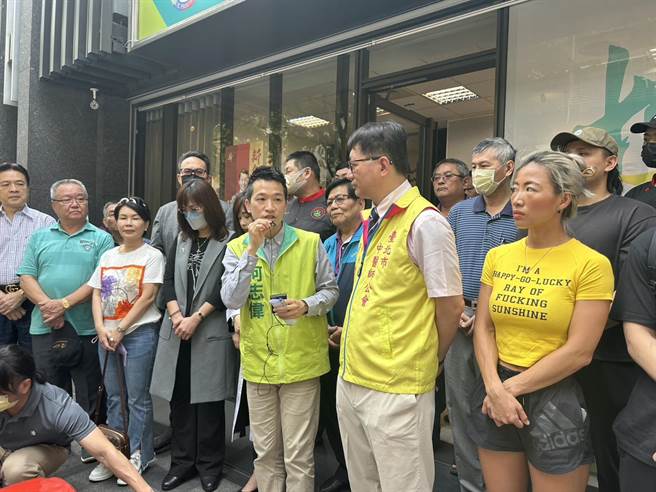 民进党立委何志伟18日扫街，各行各业前来力挺，他表示，感谢跨行业的加油，面对困难一起解决问题，面对快乐一起分享幸福。（立委何志伟办公室提供／刘彦宜台北传真）