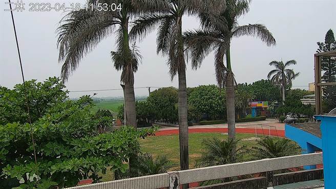 今日环境风场为东南风，西半部位于背风侧，扩散条件差，污染物易累积，空品多为普通至橘色提醒等级。（翻摄自空气品质监测网／林良齐台北传真）