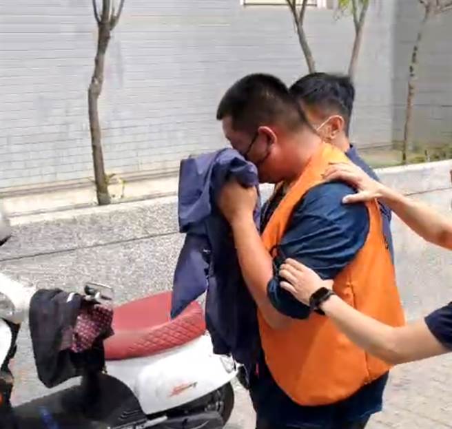 高雄李姓男子因为被超车不爽，所以与友人持木棍砸车。左营警方将他带回调查。（翻摄照片／林瑞益高雄传真）