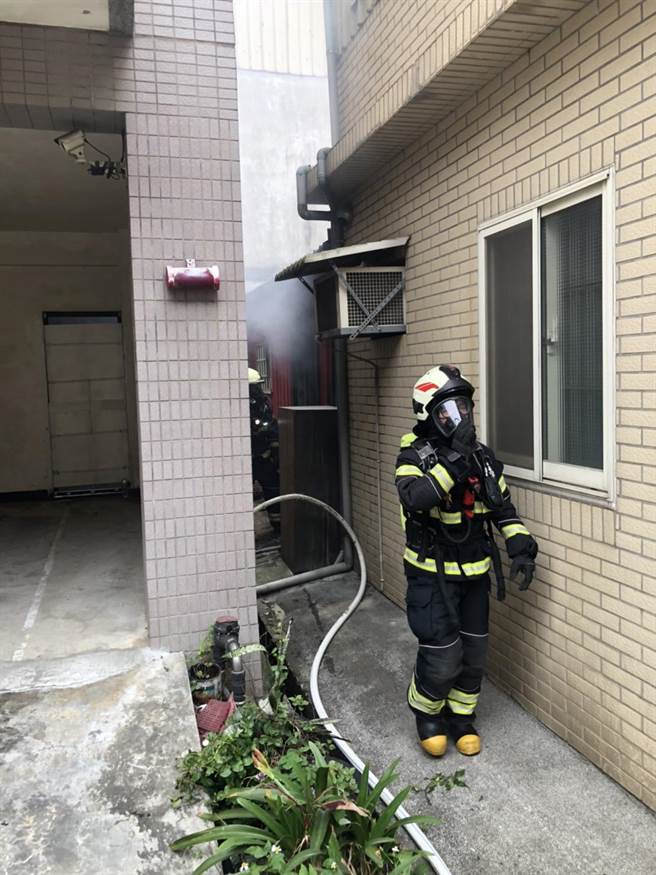 桃园市龙潭区梅龙二街一间小吃店今日上午发生火警事故。（翻摄照片／蔡明亘桃园传真）