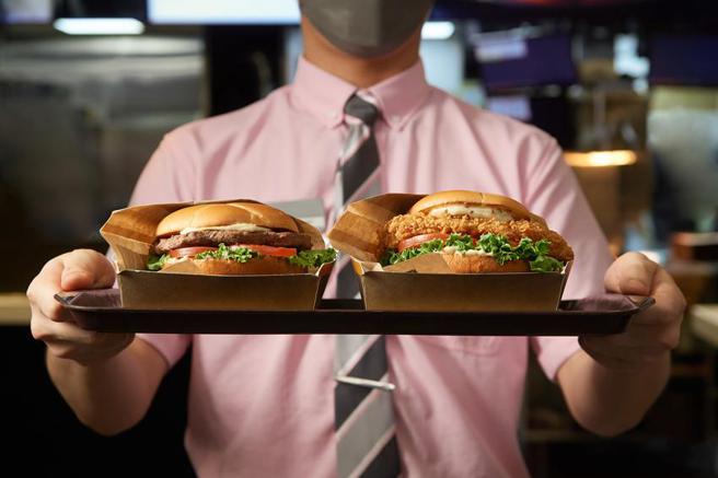 （麦当劳「Signature极选系列」推出新品，Buttermilk酪乳腌制「帕玛森主厨鸡腿堡」极品登场。图／麦当劳提供）