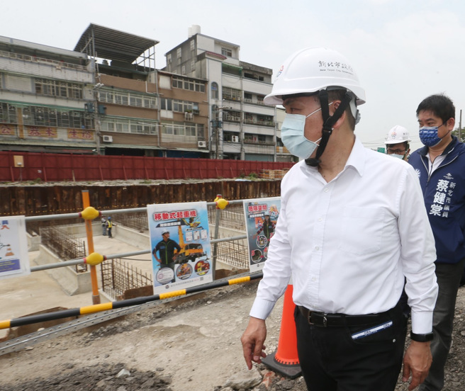 新北市长侯友宜（见图）18日视察新泰塭仔圳市地重划案广停三滞洪池工程 。（陈怡诚摄）