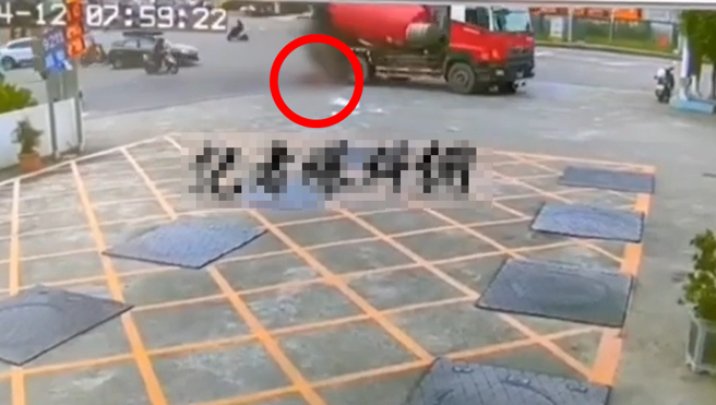 44岁男驾驶右转时疑因视线死角，先撞到65岁女骑士后，前后轮在辗过对方下半身，女子当场重伤昏过去，送医后右脚截肢、左脚骨折。（翻摄自记者爆料网）