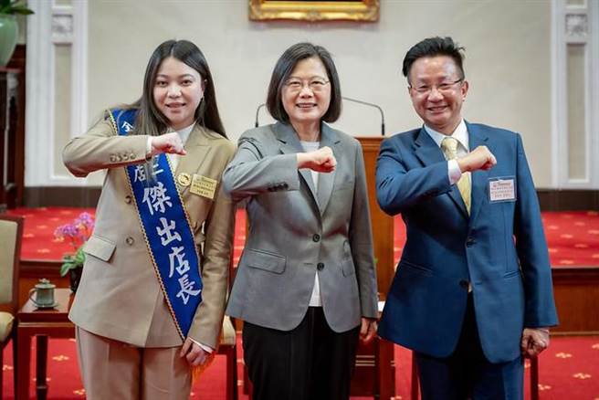 总统指这两因素下，去年零售业营业额仍创下歷年最高 。（总统府提供）