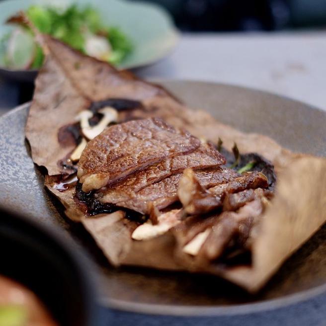 （春大直商场的「和牛研究室」推出全新菜色，图为「和牛味噌朴叶烧」。图／和牛研究室提供）