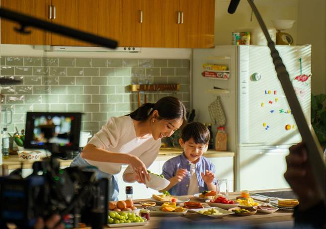 福乐一番鲜最新代言人广告花絮释出，广告神还原隋棠家中早餐时光的情景。（福乐提供）