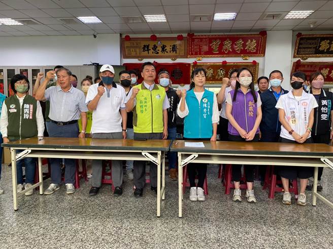 立委陈秀寳（右三）等民代今天群起表达反对彰滨工业区新建焚化炉的立场。（孙英哲摄）