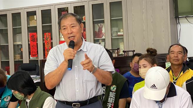 酪农代表许书添说，酪农都无法接受彰滨工业区再新设事业废弃物焚化炉。（孙英哲摄）