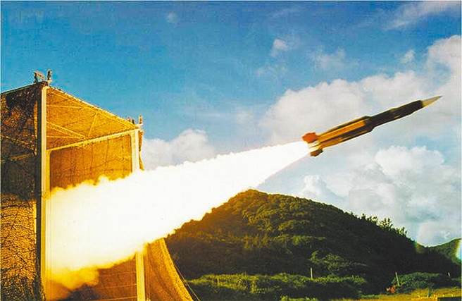 图为中科院研制雄三飞弹试射画面。（摘自中科院）