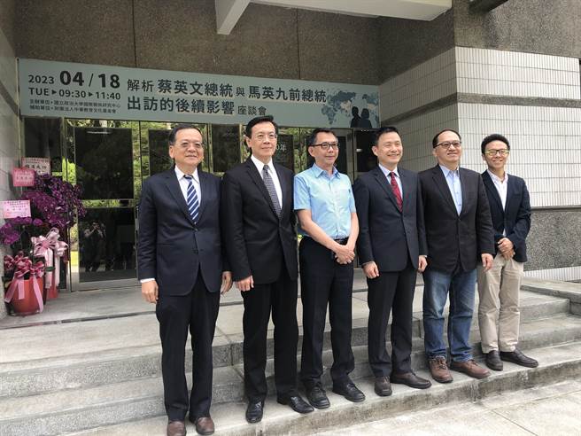 政治大学国关中心18日举办「解析蔡英文总统与马英九前总统出访的后续影响」座谈会，与会学者共同合影。（朱绍圣摄）