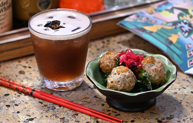自製手工茶魚丸（右）紮實口感透著淡雅茶香，「港都微風」（左）則以龍舌蘭與烏梅汁呈現臺式傳統飲品與調酒的另類結合。(攝影/Carter)
