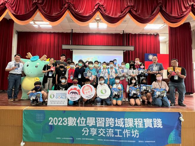 清景麟教育基金会日前媒合台南崇明国小与高雄弥陀区寿龄国小，促成2校的数位学习跨域交流。(清景麟教育基金会提供)
