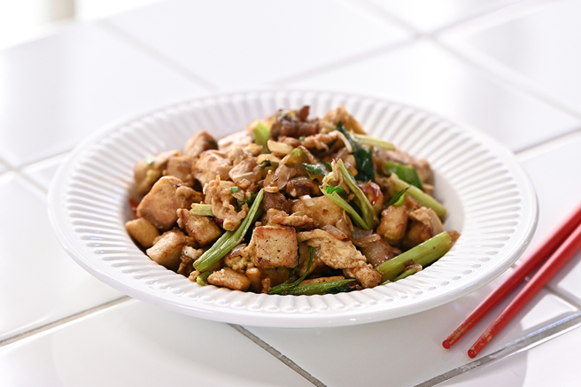 辣炒饅頭由客家小炒延伸變化而來，以「婁記饅頭」取代豆干，與豬五花、蒜苗快炒，創意滿分。(攝影/Carter)
