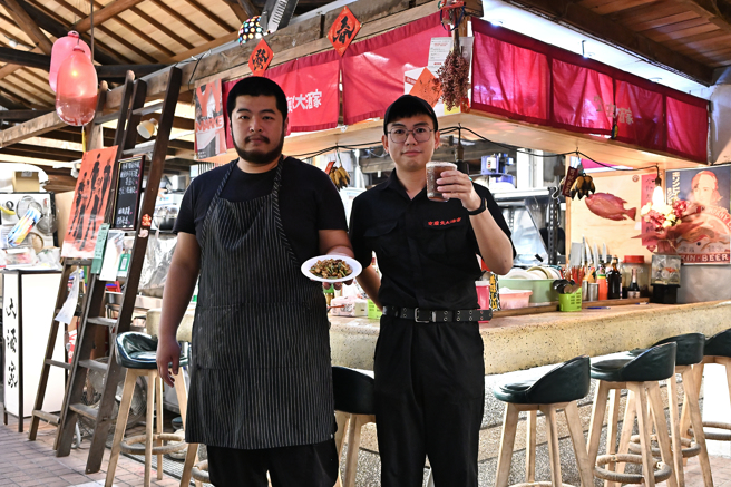 擅長創意料理的江明峯（左）與調酒師出身的李祖源（右）一拍即合。(攝影/Carter)
