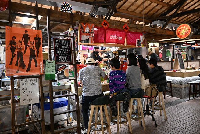空腹虫大酒家總共有8席座位，別具市場常民風格特色。(攝影/Carter)
