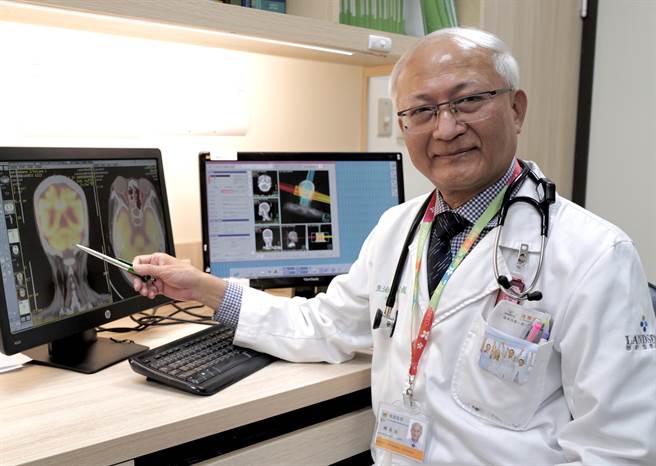 联新国际医院放射肿瘤科主任赖易成说，预测技术可辅助医师规划更为精准的癌症治疗计画。（联新国际医院提供／蔡明亘桃园传真）