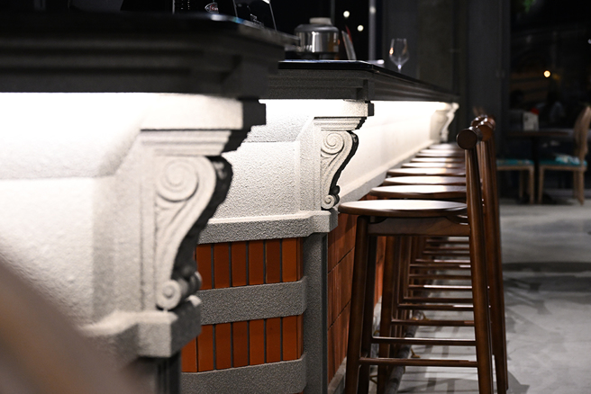 打水灣酒樓利用碼頭舊倉庫，並以臺灣辰野派式樣建築為概念，營造出既復古又現代的華洋風格內部空間。(攝影/Carter)
