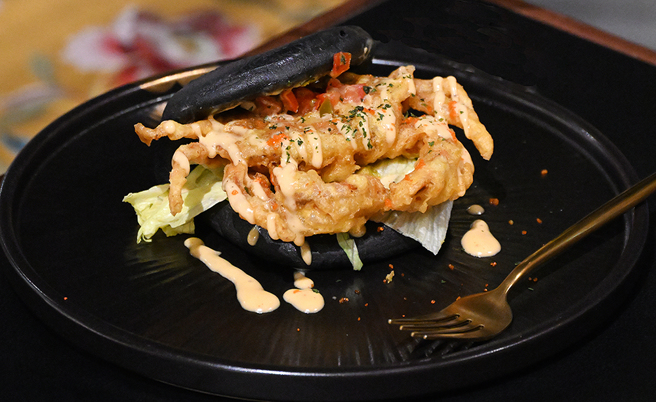 高雄海鮮豐饒，傳統刈包搭配軟殼蟹的創意組合更顯澎湃。(攝影/Carter)
