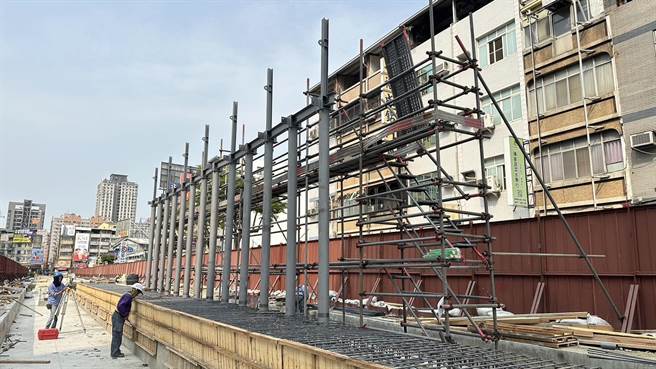 高雄轻轨各月台站体逐渐成形，拚年底完工通车。（高雄市捷运局提供／崔正纲高雄传真）