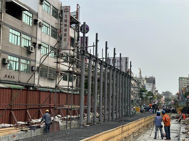 高雄轻轨各月台站体逐渐成形，拚年底完工通车。（高雄市捷运局提供／崔正纲高雄传真）