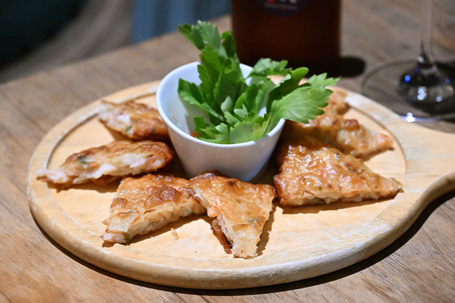 下酒菜海鮮煎餅，吃了會唰嘴。(攝影/Carter)
