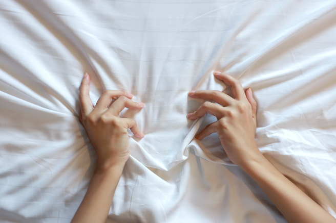 男子在住家直接硬上对方，事后辩称是你情我愿，还说有用「女上男下」的体位，女子说当时是担心激怒对方才会委屈配合。（示意图/shutterstock）