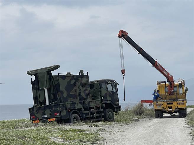 國軍今天在台東知本海灘進行漢光演習實地探勘，1輛車陷入鬆軟的沙灘上動彈不得。（讀者提供／蔡旻妤台東傳真）