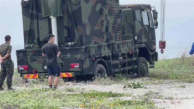 國軍今天在台東知本海灘進行漢光演習實地探勘，1輛車陷入鬆軟的沙灘上動彈不得。（讀者提供／蔡旻妤台東傳真）
