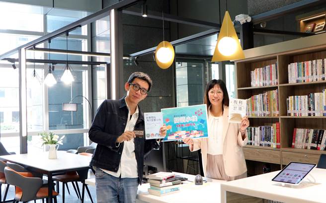 新北市立图书馆在新北市政府一楼大厅增设借还书服务新据点。（新北市立图书馆提供）