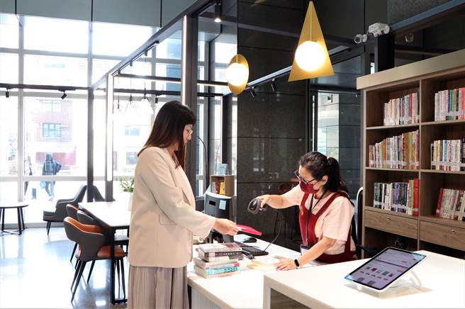 新北市立图书馆在新北市政府一楼大厅增设借还书服务新据点。（新北市立图书馆提供）