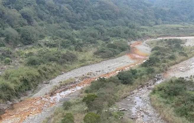 苗栗县中港溪遭强酸废液染红。（检警提供／李京升苗栗传真）