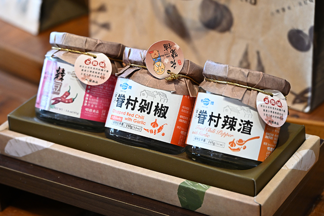 除了辣豆瓣醬、經典陳年醬，明德食品也陸續推出懷味眷村、醬菜系列、自耕小農等產品。(攝影/Carter)
