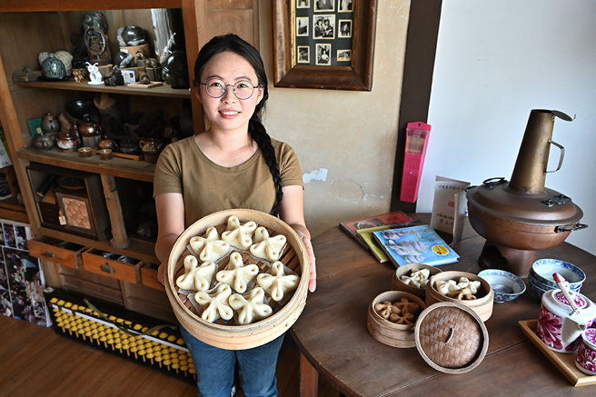 SOHO工房成員之一的小安從老屋修繕過程中，發想出窗花饅頭創意美食。(攝影/Carter)
