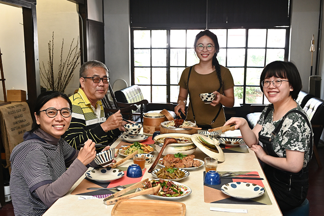 可可米果手創雜貨食記的餐桌料理，不僅是道地上海味，還有濃郁的眷村人情味。(攝影/Carter)
