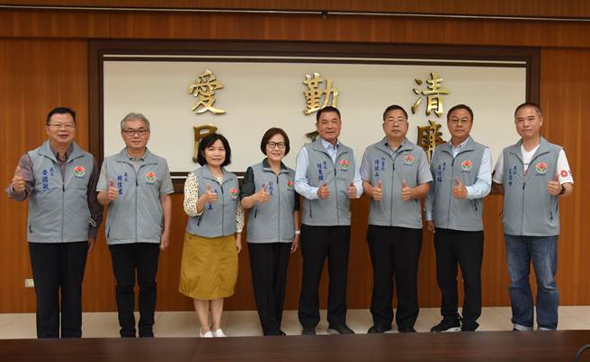 苗栗县长锺东锦与5位新任处长合影。（苗栗县政府提供／李京升苗栗传真）