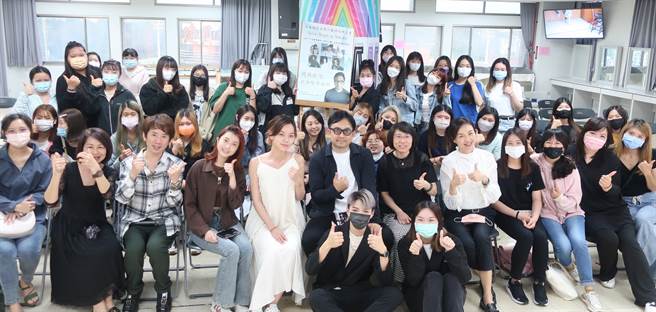 日本知名美容艺术总监武田智幸（中）到建国科大示范教学。（校方提供）