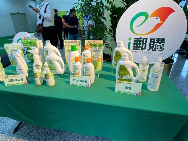 中华邮政与台湾菸酒、正隆、白雪企业及中华汽车工业4家公司合作，精选35款环保标章商品。（陈佑诚摄）