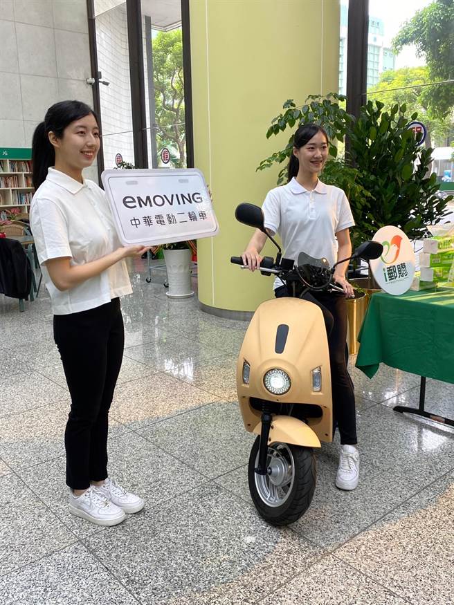 中华邮政与台湾菸酒、正隆、白雪企业及中华汽车工业4家公司合作，精选35款环保标章商品。（陈佑诚摄）